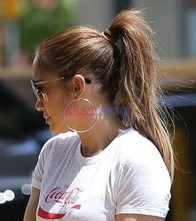 Jennifer Lopez z czerwoną torebką