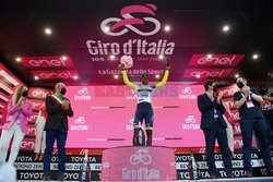 Giro d'Italia: zwycięzca etapu zranił się w oko otwierając szampana