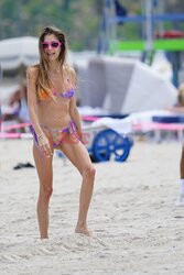 Cathy Hummels w kolorowym bikini