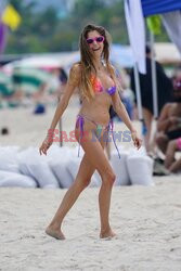Cathy Hummels w kolorowym bikini