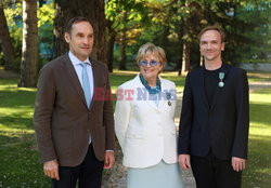 Ambasador Francji odznaczył Irenę Strzałkowską i Jana Komasę