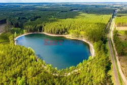 Kaszubskie jezioro Wielkie Oczko ogrodzone płotem
