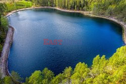 Kaszubskie jezioro Wielkie Oczko ogrodzone płotem