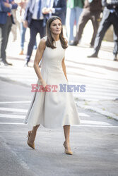 Królowa Letizia w białej sukience