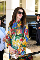 Anne Hathaway w kolorowej sukience w Cannes