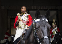 Pułk Królewskiej Kawalerii przygotowuje się do parady - Eyevine