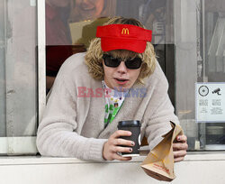 The Kid LAROI jako sprzedawca w McDonald's