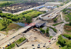 Odbudowa zniszczonego w czasie wojny mostu na rzece Irpin we wsi Stoyanka w Ukrainie