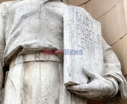 Radny chce usunięcia napisu "Lenin" z rzeźby na PKiN