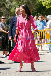 Królowa Letizia w różowej sukience