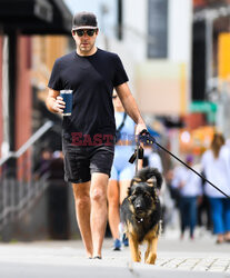 Zachary Quinto z dwoma psami na spacerze