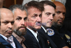 Sean Penn na przesłuchaniu w sprawie ataku na Kapitol