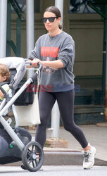 Lea Michele z wózkiem na spacerze