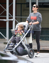 Lea Michele z wózkiem na spacerze