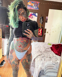 Kobieta, której ciało jes pokryte tatuażami w 85%