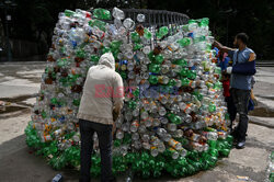 Choinka z plastikowych butelek zebranych na ulicach Caracas