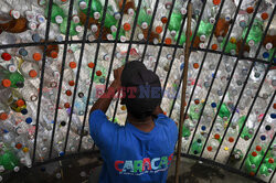 Choinka z plastikowych butelek zebranych na ulicach Caracas