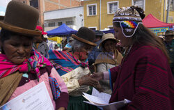 Rdzenni Boliwijczycy dostali certyfikaty znajomości alfabetu
