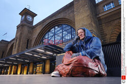 Ogromna rzeźba przedstawiająca bezdomność
