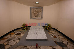 Trumna z ciałem Benedykta XVI została złożona w grobie w Grotach Watykańskich