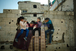 Zabawy palestyńskich dzieci w Strefie Gazy