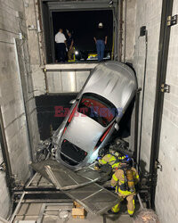 Zniszczone Ferrari podczas transportu windą