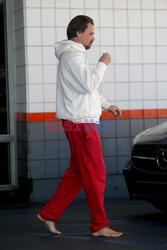 Sean Stewart w czerwonych spodniach na bosaka