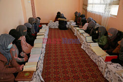 Wyrzucone ze szkół Afganki studiują Koran w medresie