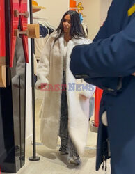 Kim Kardashian w długim białym futrze