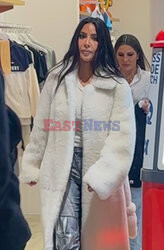 Kim Kardashian w długim białym futrze
