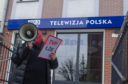 Manifestacja pod siedzibą oddziału TVP w Elblągu