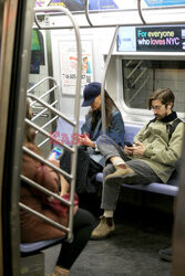 Katie Holmes podróżuje metrem
