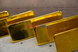 Odlewanie sztabek złota w firmie Krastsvetmet