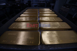 Odlewanie sztabek złota w firmie Krastsvetmet