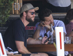 Liam Hemsworth ze znajomym w knajpie