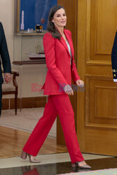 Królowa Letizia w czerwonym garniturze