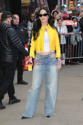 Katy Perry w żółtej skórzanej kurtce