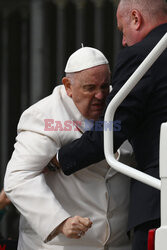 Papież Franciszek potrzebuje pomocy przy wsiadaniu do auta