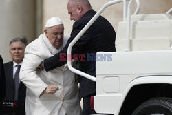 Papież Franciszek potrzebuje pomocy przy wsiadaniu do auta