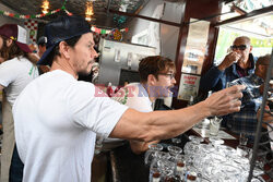 Mark Wahlberg i Aron Marquez gościnnie w Roadside Taco Studio City