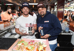 Mark Wahlberg i Aron Marquez gościnnie w Roadside Taco Studio City