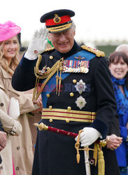 Król Karol z małżonką na nadaniu barw wojskowych