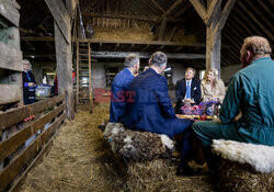 Holenderska para królewska z wizytą na farmie
