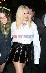 Avril Lavigne w plisowanej spódnicy