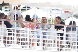 Orlando Bloom pozuje i relaksuje się w Cannes