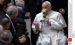 Papież Franciszek z białą różą