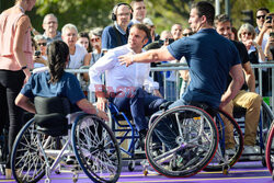 Prezydent Macron gra w koszykówkę na wózku