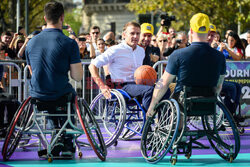 Prezydent Macron gra w koszykówkę na wózku