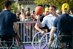 Prezydent Macron gra w koszykówkę na wózku