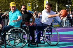 Prezydent Macron gra w koszykówkę na wózku